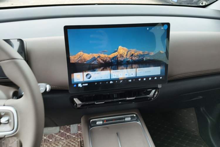 Used Wuling Starlight 730 2025 Model Plug-in Hybrid 125km Luxury Edition Audio And AC Panel