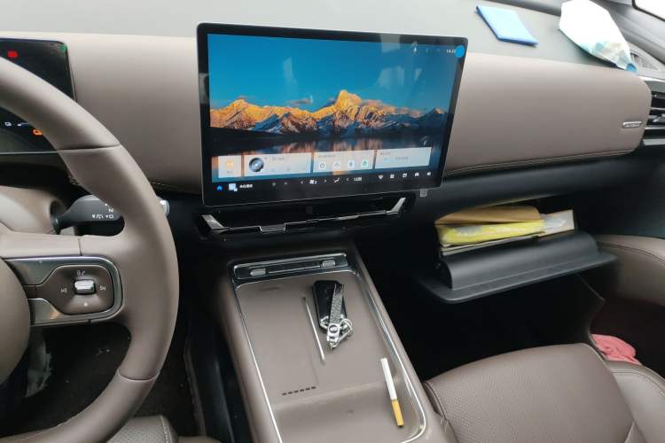 Used Wuling Starlight 730 2025 Model Plug-in Hybrid 125km Luxury Edition Audio And AC Panel