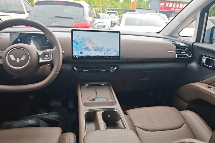 Used Wuling Starlight 730 2025 Model Plug-in Hybrid 125km Luxury Edition Audio And AC Panel
