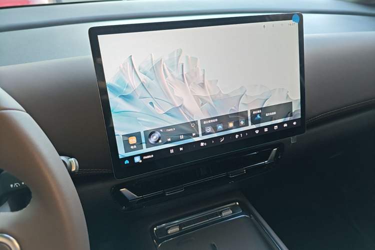 Used Wuling Starlight 730 2025 Model Plug-in Hybrid 125km Luxury Edition Audio And AC Panel