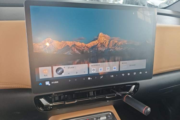 Used Wuling Starlight 730 2025 Model Plug-in Hybrid 125km Luxury Edition Audio And AC Panel