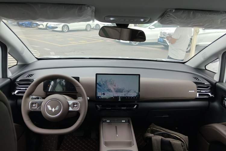 Used Wuling Starlight 730 2025 Model Plug-in Hybrid 125km Luxury Edition Center Console