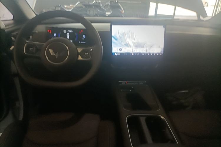 Used Wuling Starlight 730 2025 Model Plug-in Hybrid 125km Luxury Edition Center Console