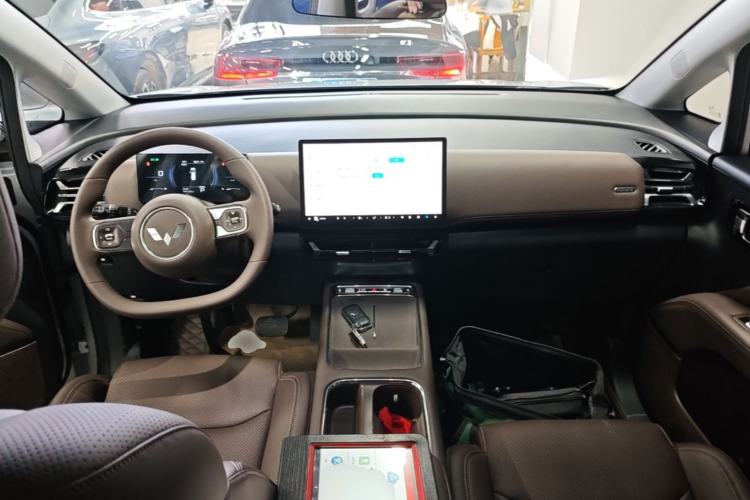 Used Wuling Starlight 730 2025 Model Plug-in Hybrid 125km Luxury Edition Center Console