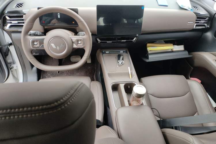 Used Wuling Starlight 730 2025 Model Plug-in Hybrid 125km Luxury Edition Center Console
