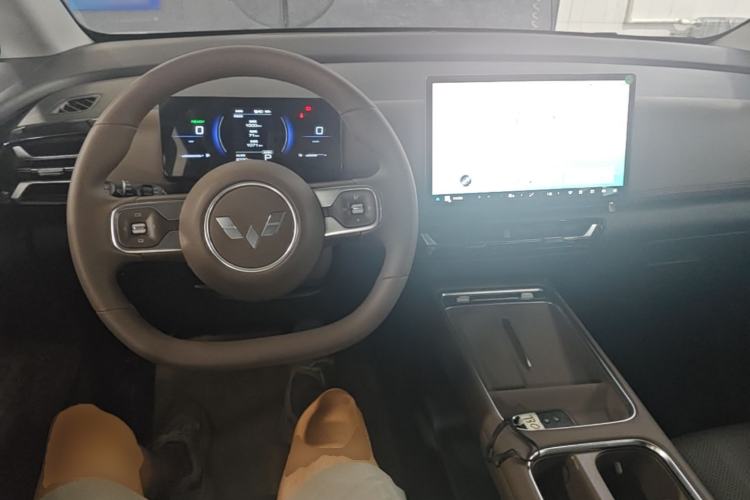 Used Wuling Starlight 730 2025 Model Plug-in Hybrid 125km Luxury Edition Center Console