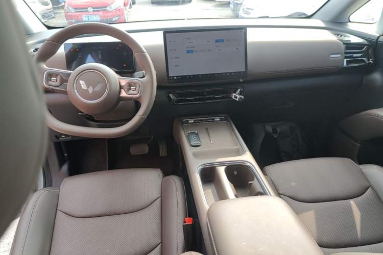 Used Wuling Starlight 730 2025 Model Pure Electric 500km Luxury Edition Center Console
