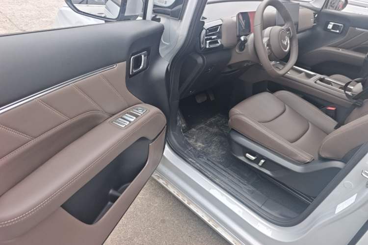 Used Wuling Starlight 730 2025 Model Plug-in Hybrid 125km Luxury Edition Driver Seat