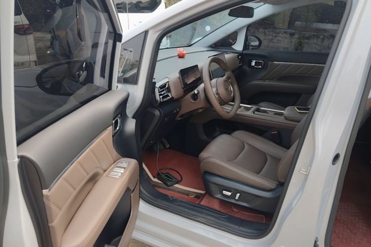 Used Wuling Starlight 730 2025 Model Plug-in Hybrid 125km Luxury Edition Driver Seat