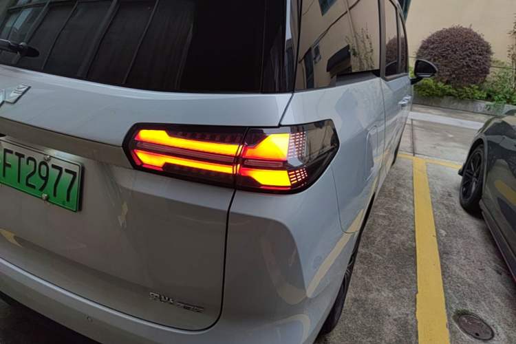 Used Wuling Starlight 730 2025 Model Plug-in Hybrid 125km Luxury Edition Exterior 3