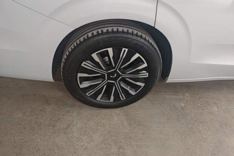 Used Wuling Starlight 730 2025 Model Plug-in Hybrid 125km Luxury Edition Exterior 5