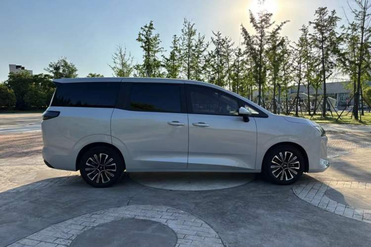 Used Wuling Starlight 730 2025 Model Pure Electric 500km Luxury Edition Exterior 9