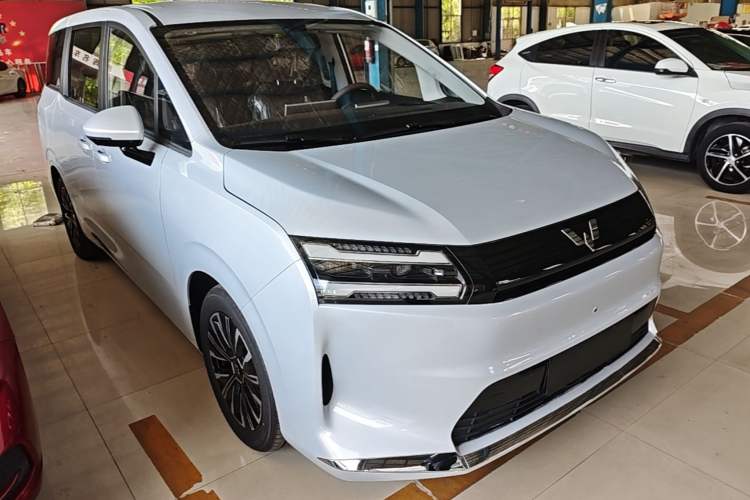 Used Wuling Starlight 730 2025 Model Pure Electric 500km Luxury Edition Front Right 45 Deg