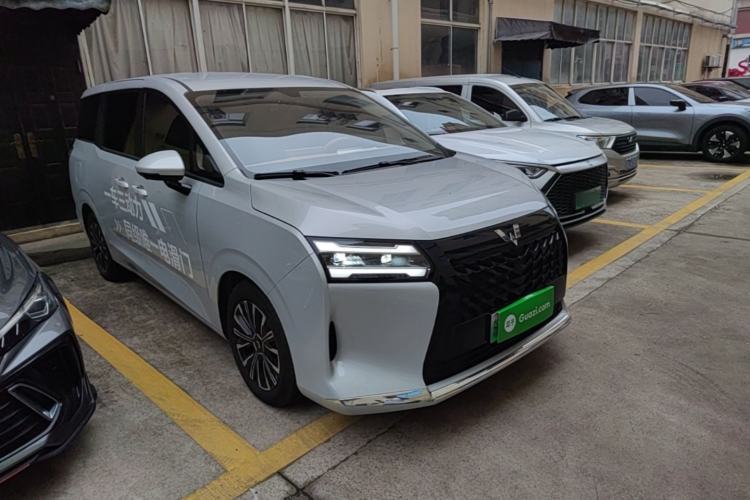 Used Wuling Starlight 730 2025 Model Plug-in Hybrid 125km Luxury Edition Front Right 45 Deg