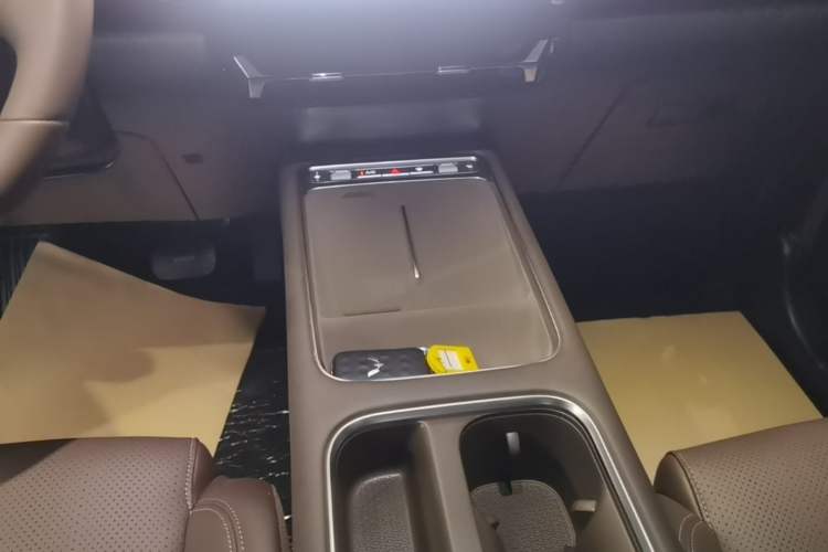 Used Wuling Starlight 730 2025 Model Plug-in Hybrid 125km Luxury Edition Gear Lever