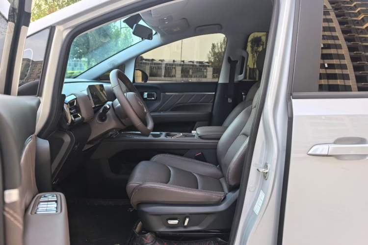 Used Wuling Starlight 730 2025 Model Plug-in Hybrid 125km Luxury Edition Interior 2