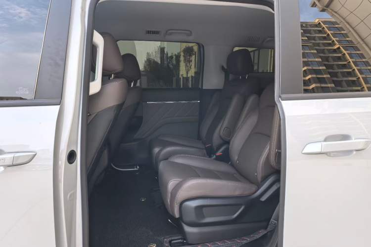 Used Wuling Starlight 730 2025 Model Plug-in Hybrid 125km Luxury Edition Interior 3