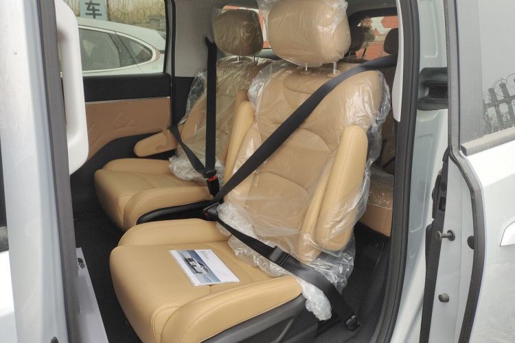 Used Wuling Starlight 730 2025 Model Plug-in Hybrid 125km Luxury Edition Interior 4