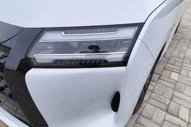 Used Wuling Starlight 730 2025 Model Plug-in Hybrid 125km Luxury Edition Left Front Headlight