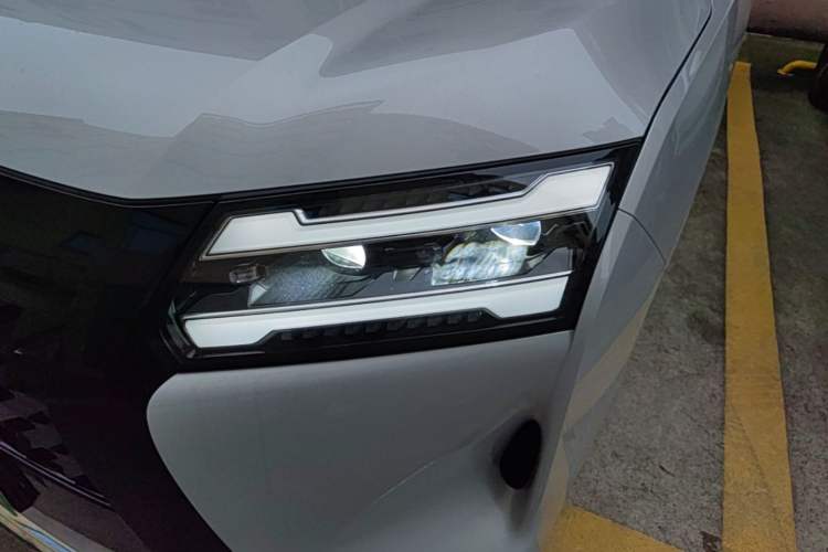 Used Wuling Starlight 730 2025 Model Plug-in Hybrid 125km Luxury Edition Left Front Headlight