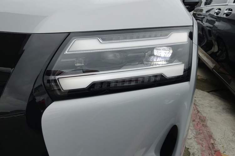 Used Wuling Starlight 730 2025 Model Plug-in Hybrid 125km Luxury Edition Left Front Headlight