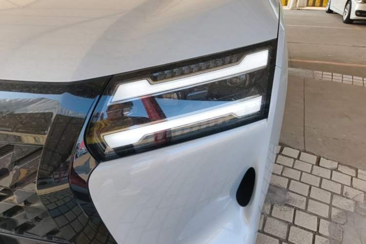 Used Wuling Starlight 730 2025 Model Plug-in Hybrid 125km Luxury Edition Left Front Headlight