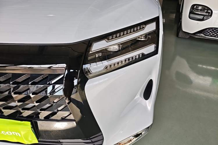 Used Wuling Starlight 730 2025 Model Plug-in Hybrid 125km Luxury Edition Left Front Headlight
