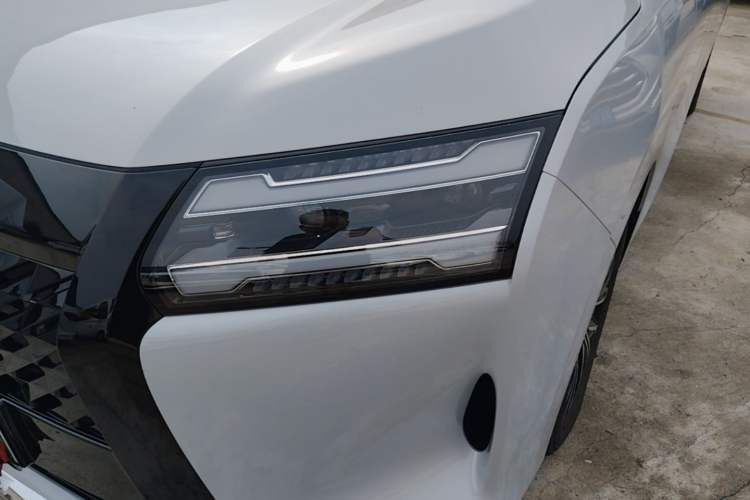 Used Wuling Starlight 730 2025 Model Plug-in Hybrid 125km Luxury Edition Left Front Headlight