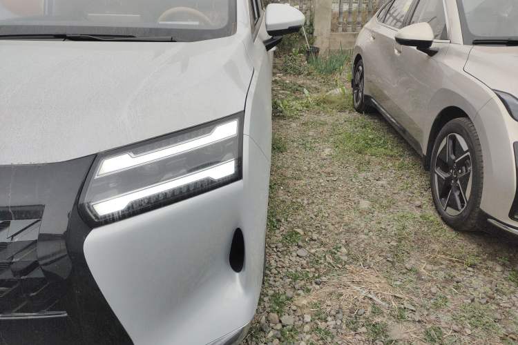 Used Wuling Starlight 730 2025 Model Plug-in Hybrid 125km Luxury Edition Left Front Headlight