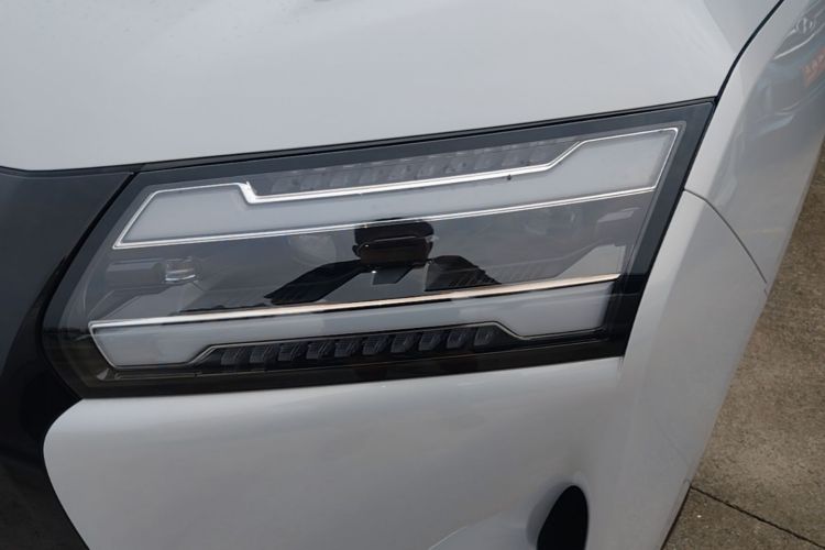 Used Wuling Starlight 730 2025 Model Plug-in Hybrid 125km Luxury Edition Left Front Headlight