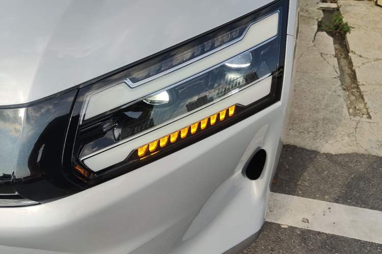 Used Wuling Starlight 730 2025 Model Pure Electric 500km Luxury Edition Left Front Headlight