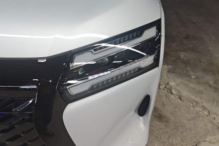Used Wuling Starlight 730 2025 Model Plug-in Hybrid 125km Luxury Edition Left Front Headlight