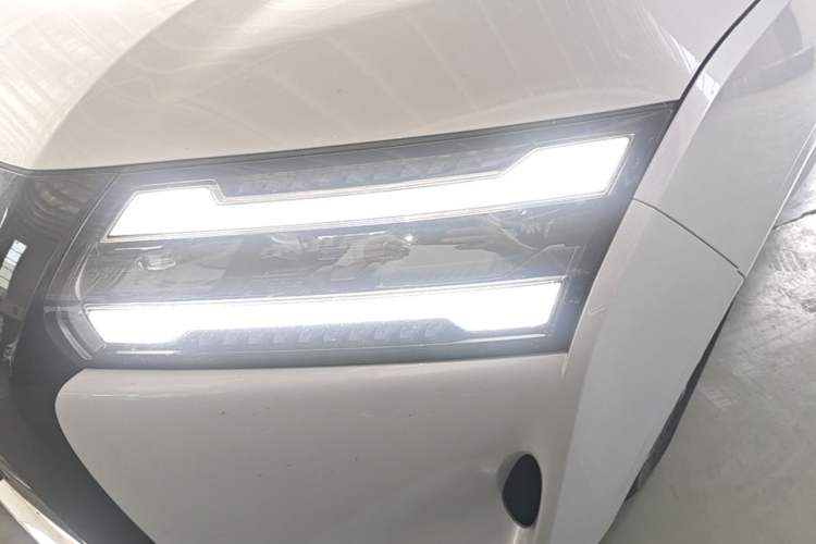 Used Wuling Starlight 730 2025 Model Plug-in Hybrid 125km Luxury Edition Left Front Headlight