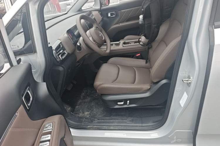 Used Wuling Starlight 730 2025 Model Plug-in Hybrid 125km Luxury Edition Left Front Seat