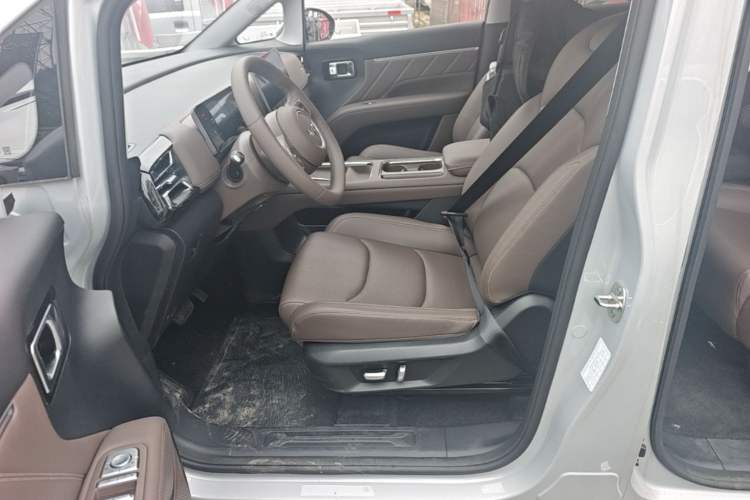 Used Wuling Starlight 730 2025 Model Plug-in Hybrid 125km Luxury Edition Left Front Seat