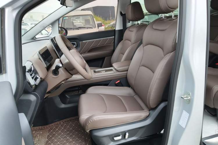 Used Wuling Starlight 730 2025 Model Plug-in Hybrid 125km Luxury Edition Left Front Seat