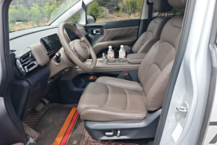 Used Wuling Starlight 730 2025 Model Pure Electric 500km Luxury Edition Left Front Seat