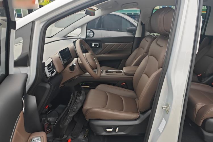 Used Wuling Starlight 730 2025 Model Plug-in Hybrid 125km Luxury Edition Left Front Seat
