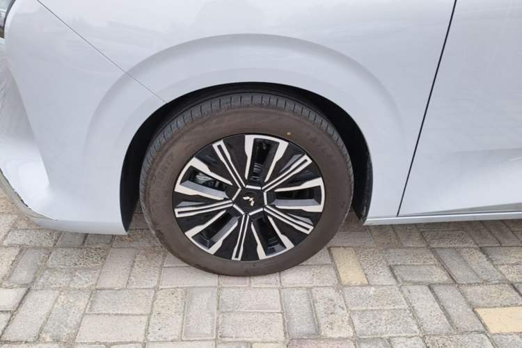 Used Wuling Starlight 730 2025 Model Plug-in Hybrid 125km Luxury Edition Left Front Wheel Hub