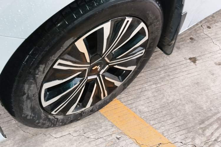 Used Wuling Starlight 730 2025 Model Pure Electric 500km Luxury Edition Left Front Wheel Hub