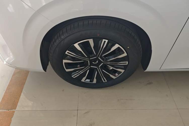 Used Wuling Starlight 730 2025 Model Pure Electric 500km Luxury Edition Left Front Wheel Hub