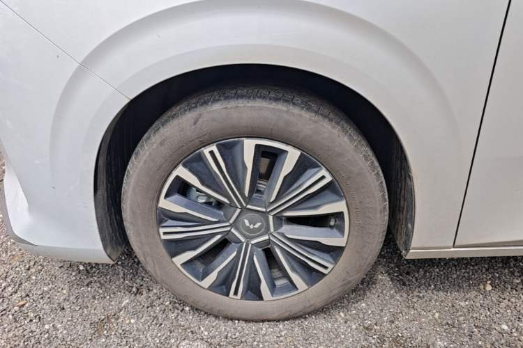 Used Wuling Starlight 730 2025 Model Pure Electric 500km Luxury Edition Left Front Wheel Hub