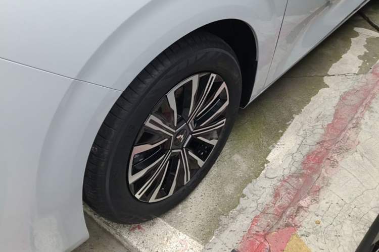 Used Wuling Starlight 730 2025 Model Plug-in Hybrid 125km Luxury Edition Left Front Wheel Hub