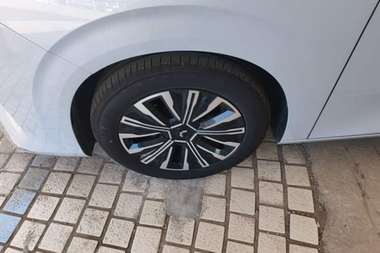 Used Wuling Starlight 730 2025 Model Plug-in Hybrid 125km Luxury Edition Left Front Wheel Hub