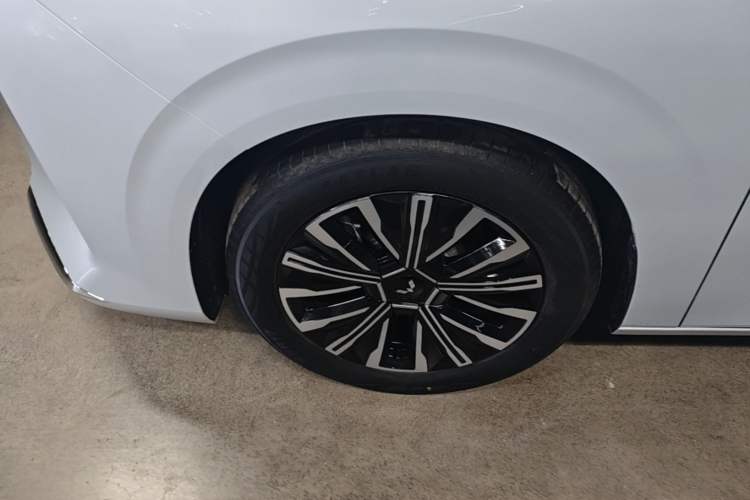 Used Wuling Starlight 730 2025 Model Plug-in Hybrid 125km Luxury Edition Left Front Wheel Hub