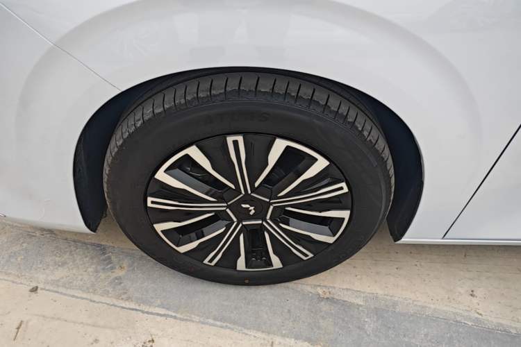 Used Wuling Starlight 730 2025 Model Plug-in Hybrid 125km Luxury Edition Left Front Wheel Hub