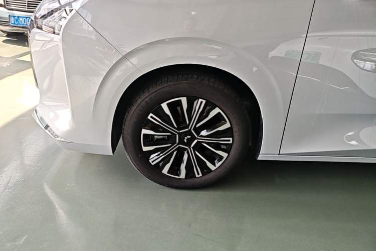 Used Wuling Starlight 730 2025 Model Plug-in Hybrid 125km Luxury Edition Left Front Wheel Hub