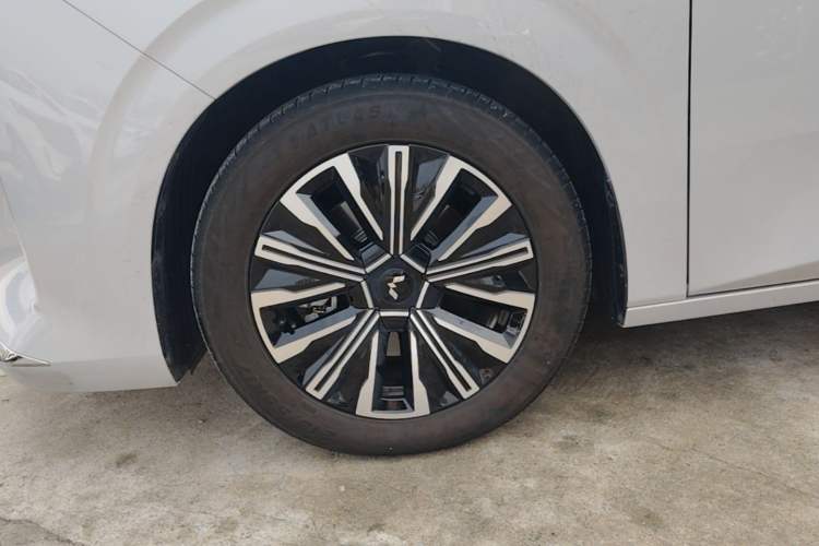 Used Wuling Starlight 730 2025 Model Plug-in Hybrid 125km Luxury Edition Left Front Wheel Hub