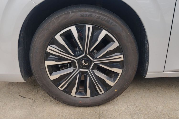Used Wuling Starlight 730 2025 Model Plug-in Hybrid 125km Luxury Edition Left Front Wheel Hub