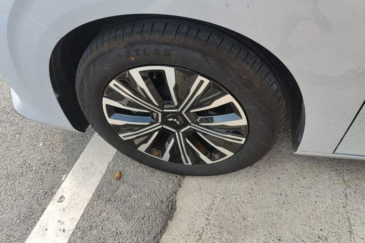 Used Wuling Starlight 730 2025 Model Pure Electric 500km Luxury Edition Left Front Wheel Hub